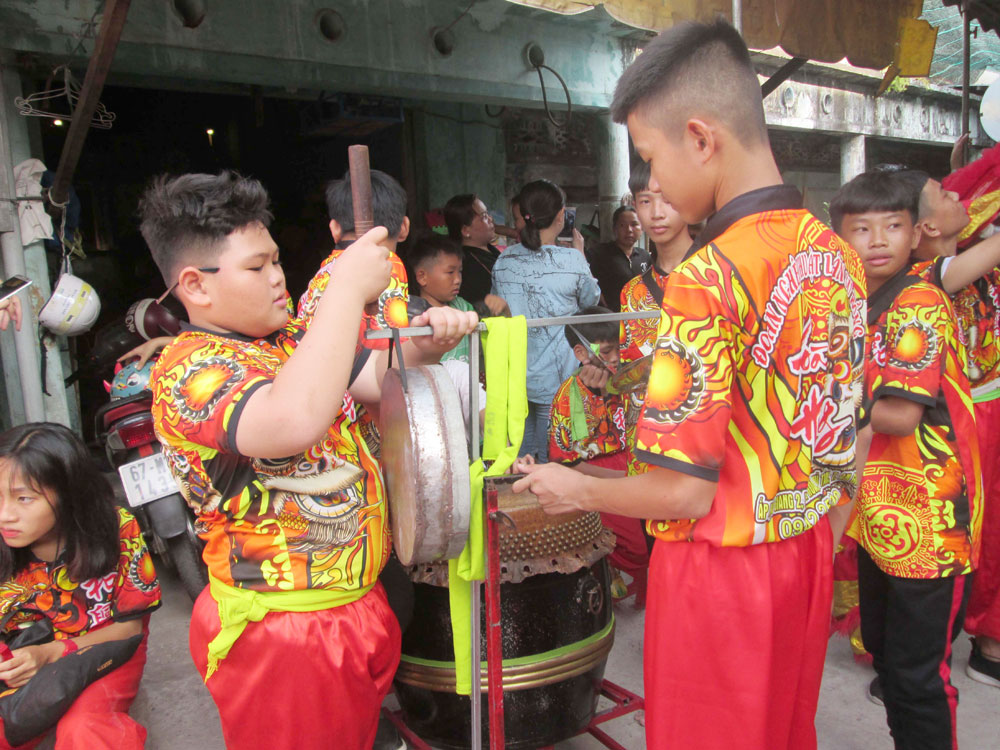 Lân “nhí” rộn ràng mùa Tết