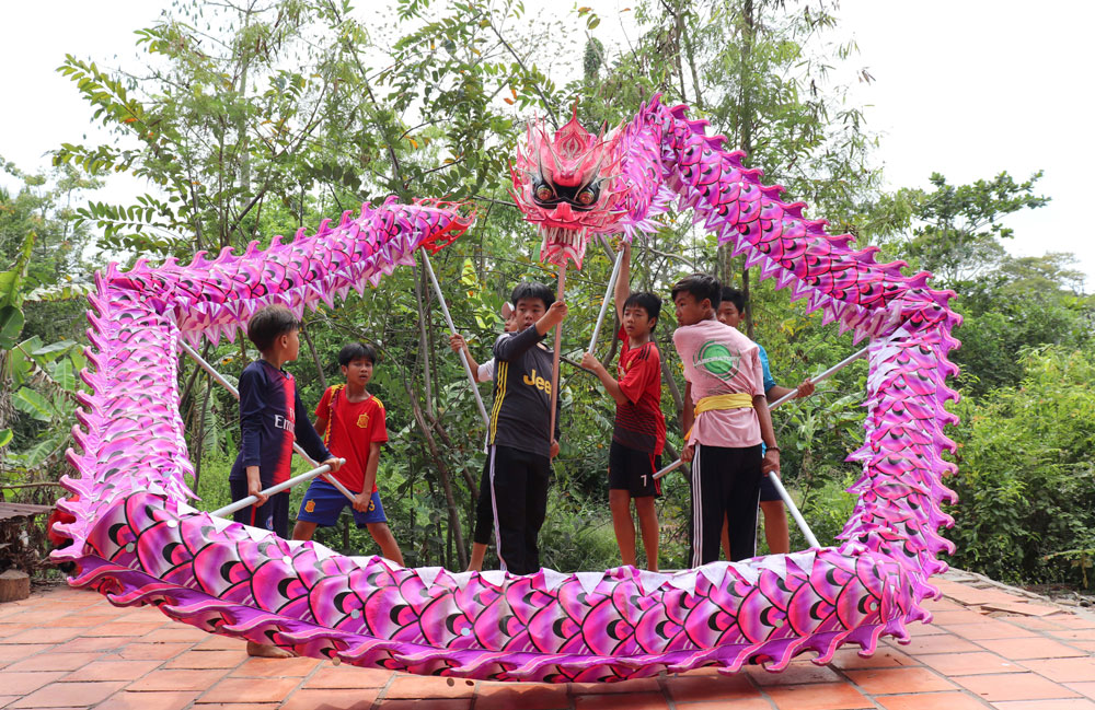 Lân “nhí” rộn ràng mùa Tết