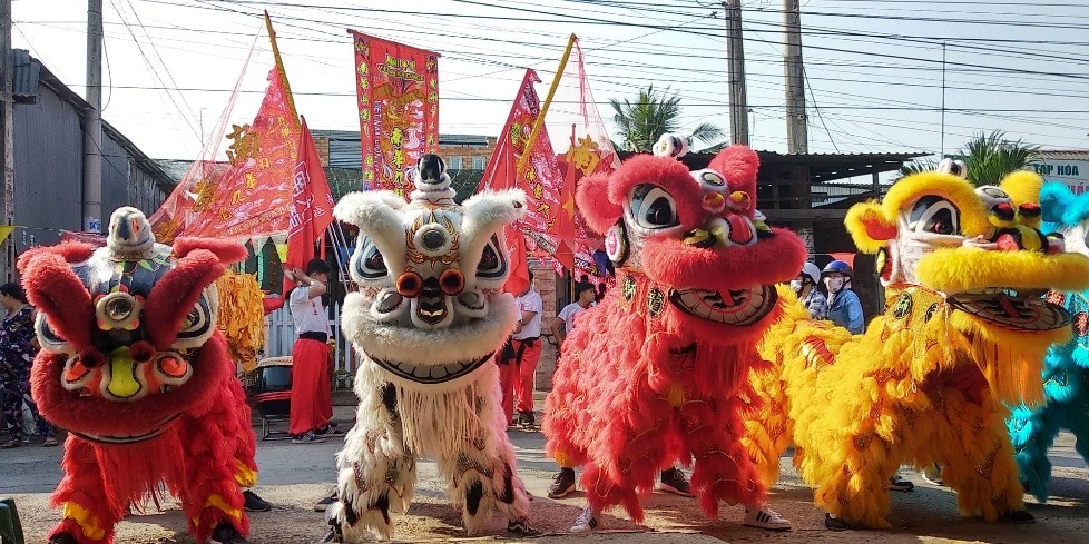 Lân “nhí” rộn ràng mùa Tết