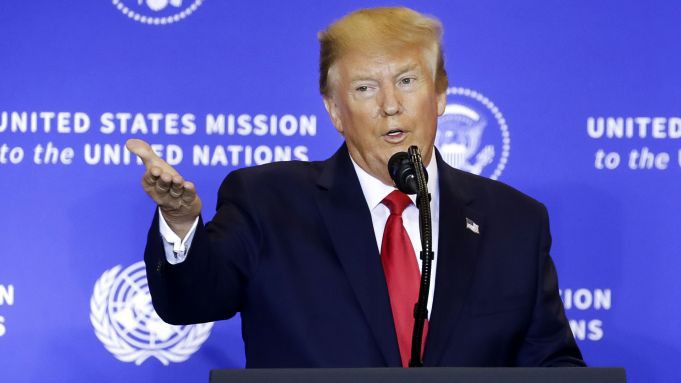 Tổng thống Trump đe dọa sẽ áp thuế đối với ô tô nhập khẩu từ EU