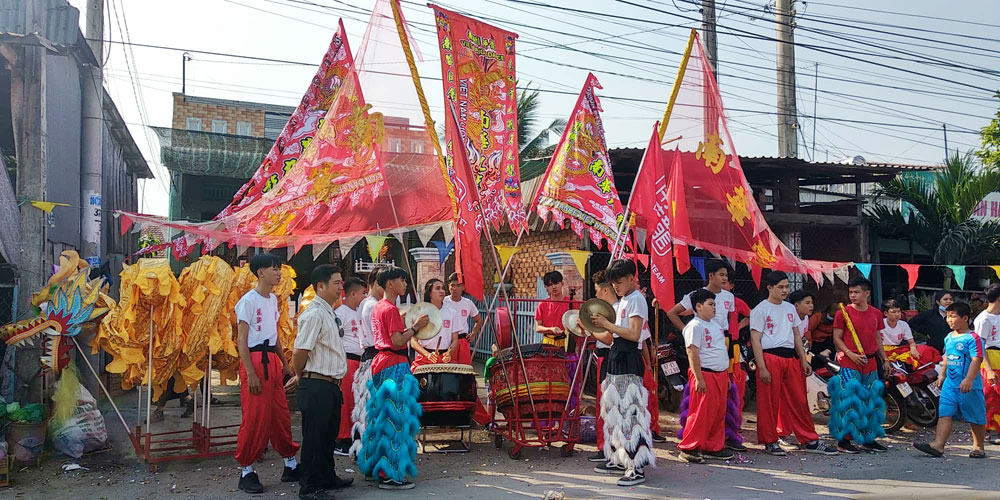 Lân “nhí” rộn ràng mùa Tết