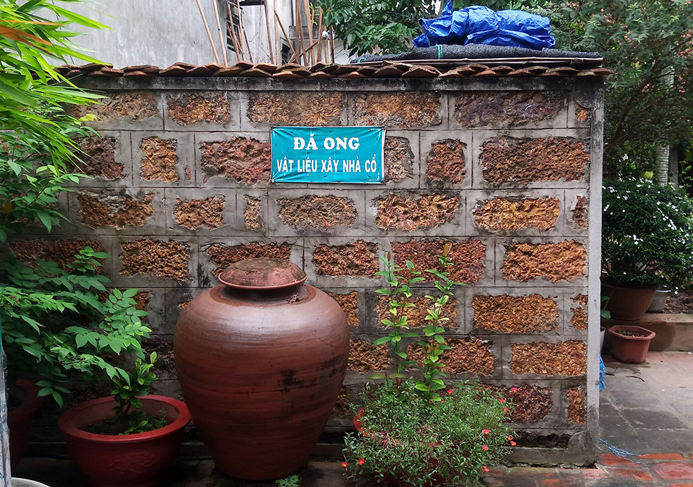 “Tay cầm bán nguyệt xênh xang…”