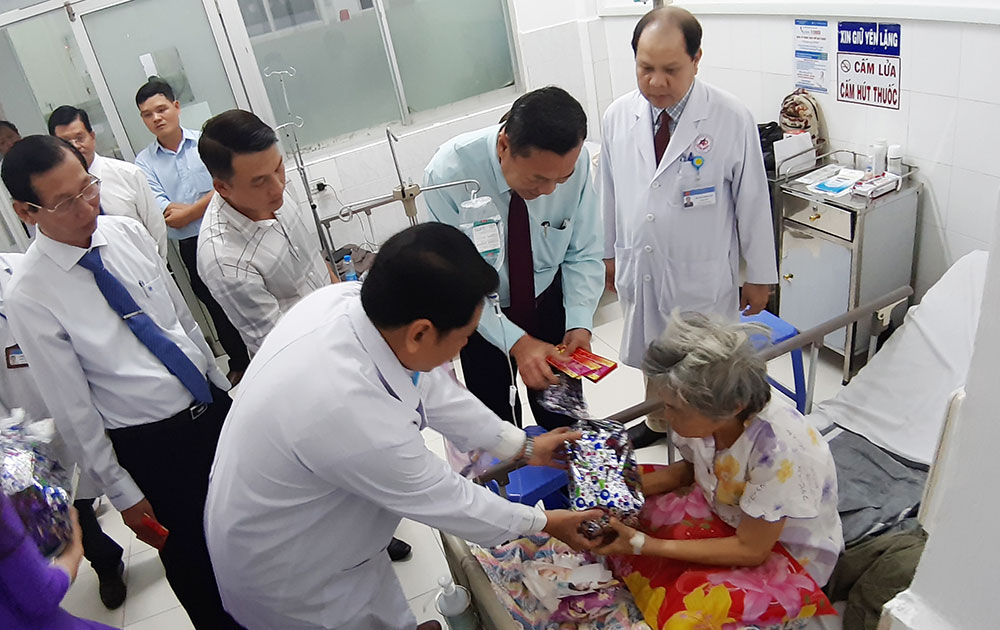 Lãnh đạo tỉnh An Giang chúc Tết các đơn vị làm việc trong đêm giao thừa Xuân Canh Tý 2020