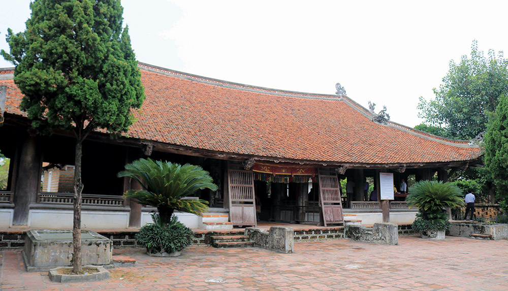 “Tay cầm bán nguyệt xênh xang…”