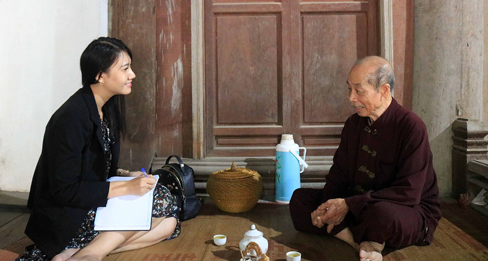 “Tay cầm bán nguyệt xênh xang…”