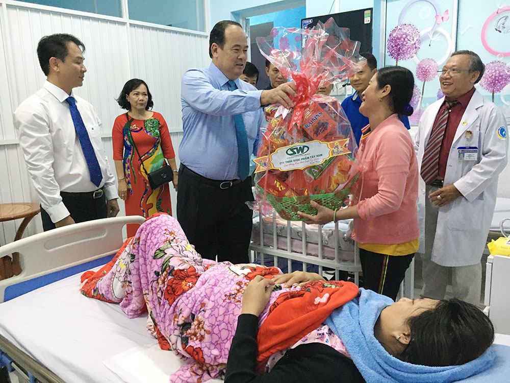 Lãnh đạo tỉnh An Giang chúc Tết các đơn vị làm việc trong đêm giao thừa Xuân Canh Tý 2020