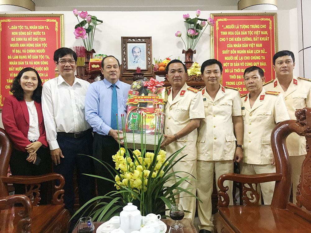 Lãnh đạo tỉnh An Giang chúc Tết các đơn vị làm việc trong đêm giao thừa Xuân Canh Tý 2020