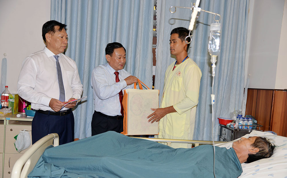Lãnh đạo tỉnh An Giang chúc Tết các đơn vị làm việc trong đêm giao thừa Xuân Canh Tý 2020