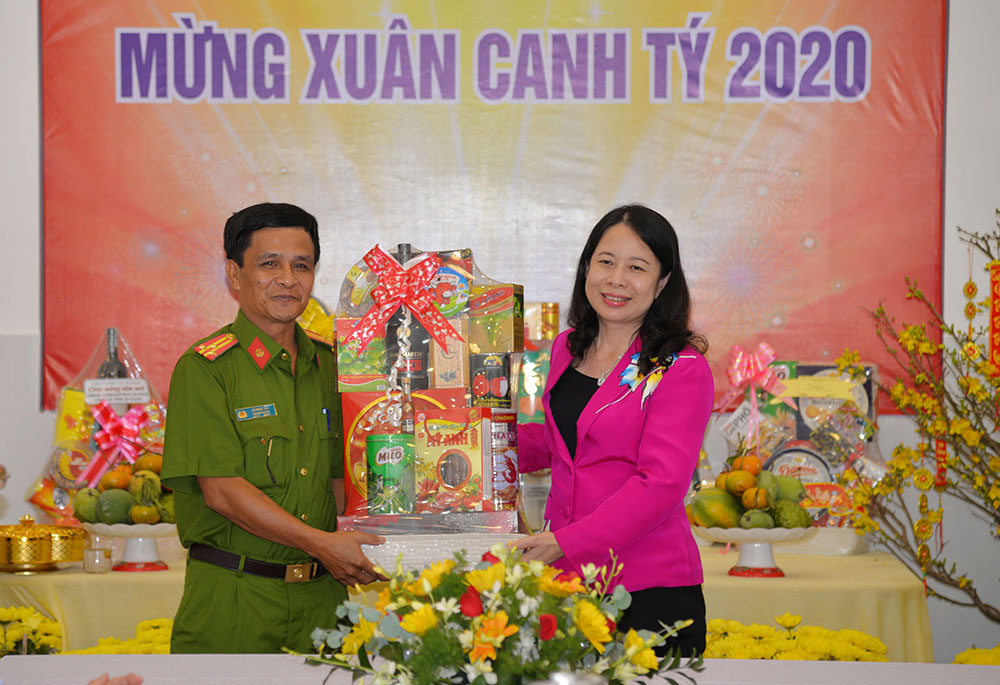 Lãnh đạo tỉnh An Giang chúc Tết các đơn vị làm việc trong đêm giao thừa Xuân Canh Tý 2020