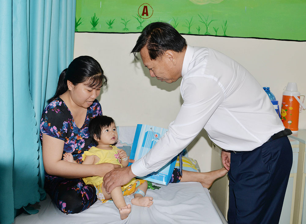Lãnh đạo tỉnh An Giang chúc Tết các đơn vị làm việc trong đêm giao thừa Xuân Canh Tý 2020