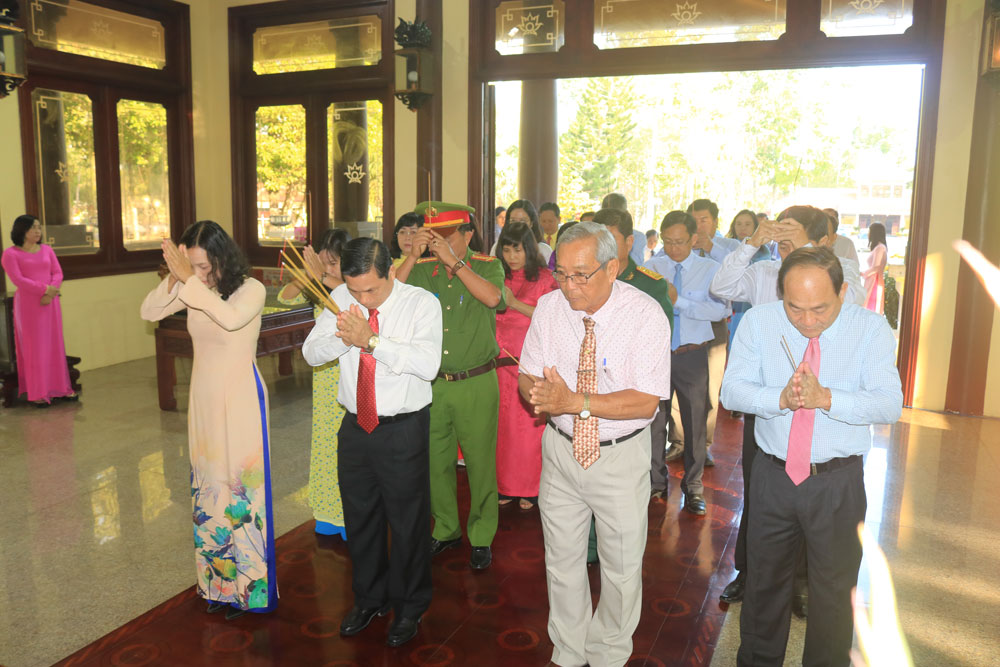 Thành ủy, HDND, UBND, UBMTTQ Việt Nam TP. Long Xuyên viếng tượng đài Bác Tôn và Khu lưu niệm Chủ tịch Tôn Đức Thắng