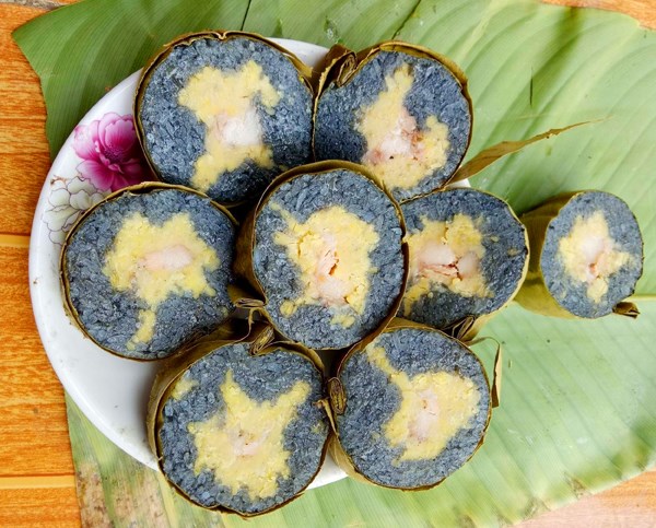 Bánh chưng đen - đặc sản ngày Tết của đồng bào dân tộc Tày