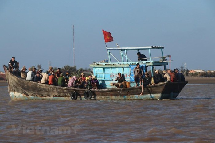 Lấp lánh ánh bình minh trên sân nghêu Thạch Lợi