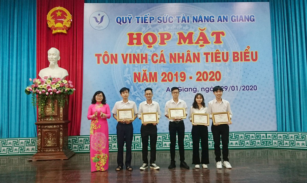 Quỹ Tiếp sức tài năng An Giang họp mặt, tôn vinh cá nhân tiêu biểu năm 2019 - 2020