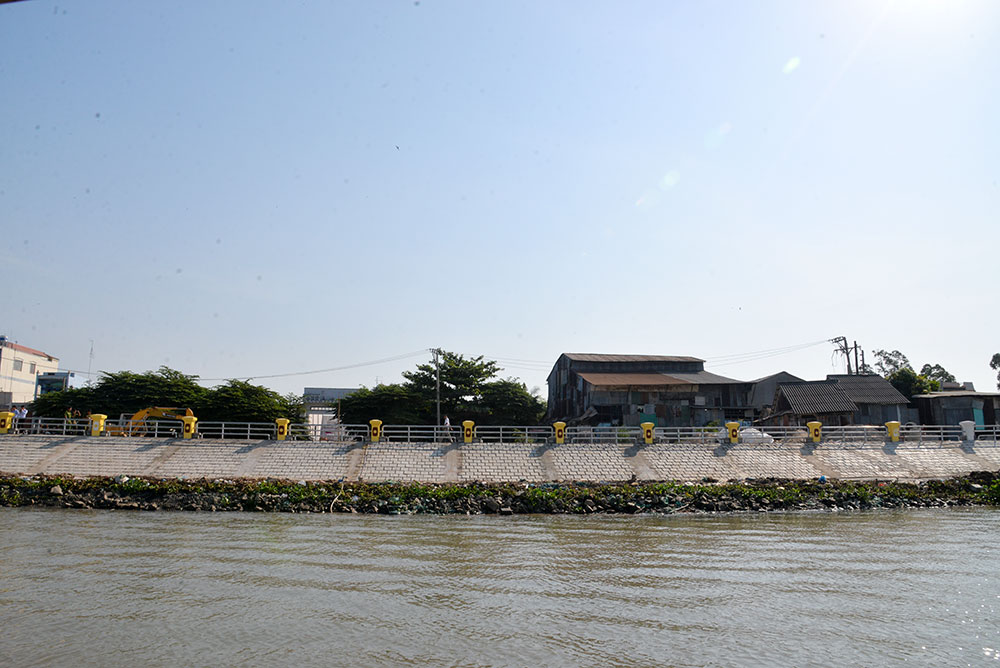 Phó Chủ tịch UBND tỉnh An Giang Trần Anh Thư khảo sát tình hình sạt lở tại các địa phương