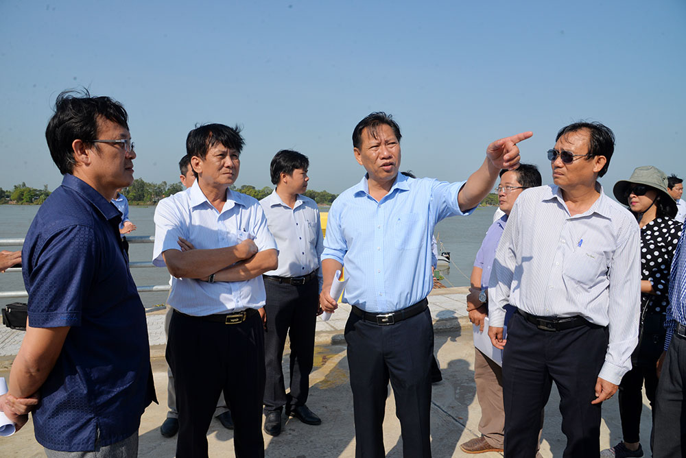 Phó Chủ tịch UBND tỉnh An Giang Trần Anh Thư khảo sát tình hình sạt lở tại các địa phương