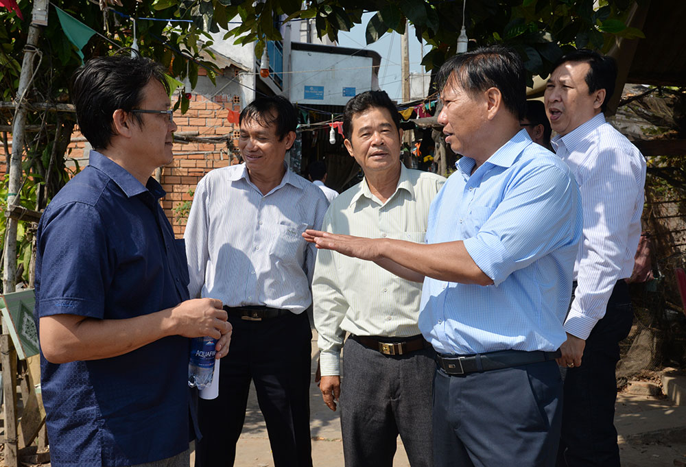 Phó Chủ tịch UBND tỉnh An Giang Trần Anh Thư khảo sát tình hình sạt lở tại các địa phương