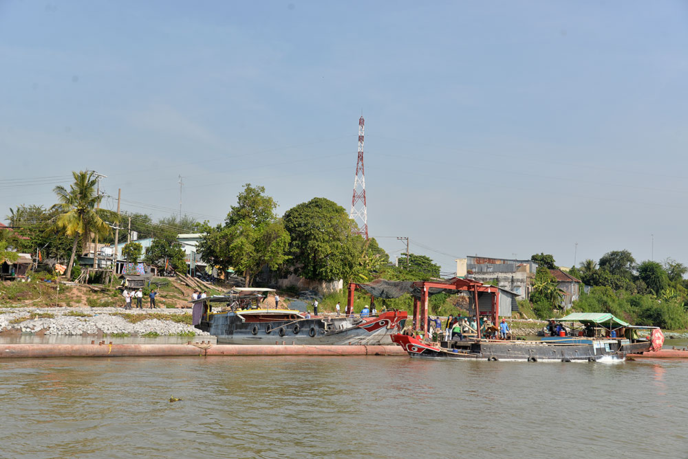 Phó Chủ tịch UBND tỉnh An Giang Trần Anh Thư khảo sát tình hình sạt lở tại các địa phương