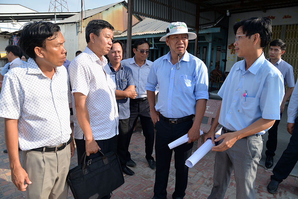 Phó Chủ tịch UBND tỉnh An Giang Trần Anh Thư khảo sát tình hình sạt lở tại các địa phương