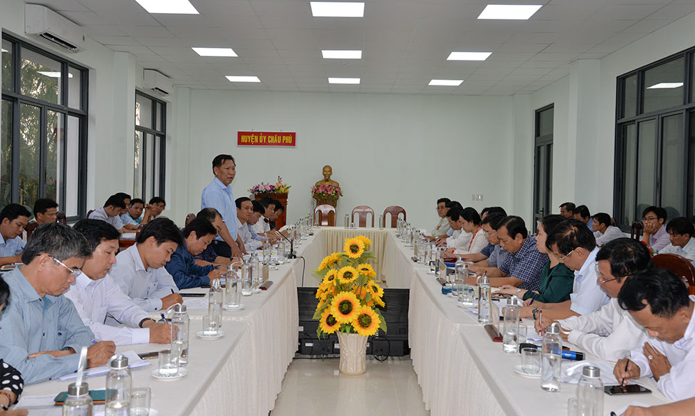 Phó Chủ tịch UBND tỉnh An Giang Trần Anh Thư khảo sát tình hình sạt lở tại các địa phương