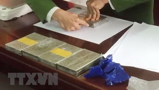 Bắt đối tượng vận chuyển trái phép 4 bánh heroin
