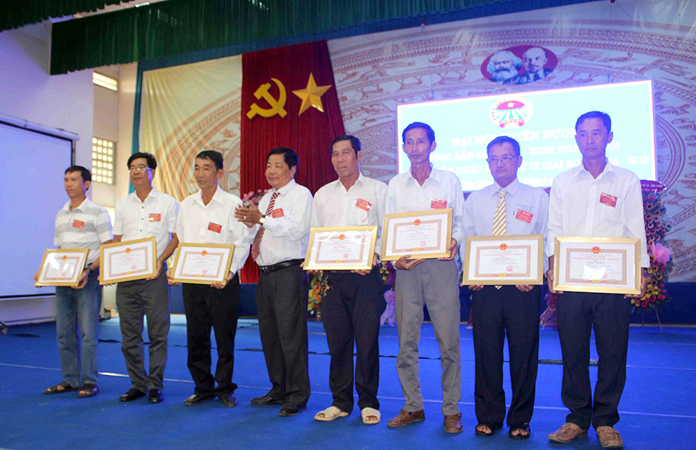 Đưa phong trào nông dân sản xuất - kinh doanh giỏi đi vào chiều sâu