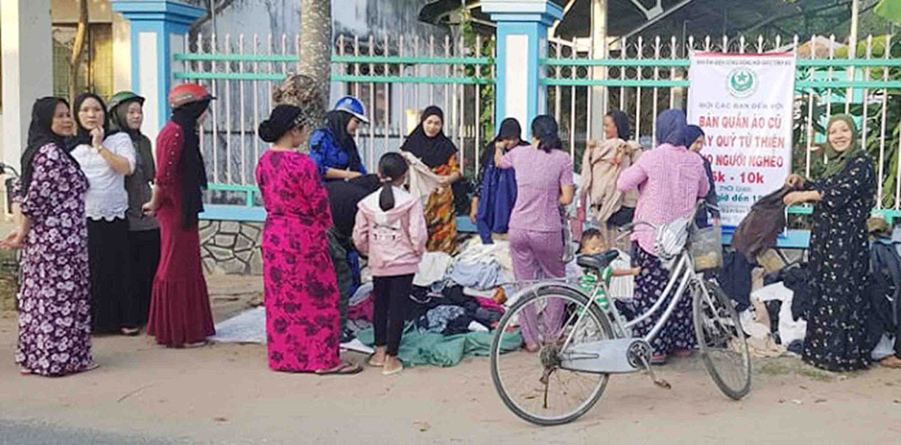 Phụ nữ Chăm tương trợ nhau vượt khó