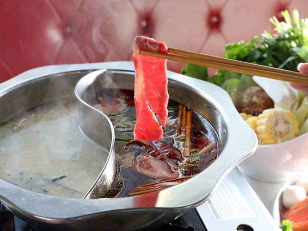 Ăn lẩu có làm tăng nguy cơ nhiễm virus corona chủng mới hay không?