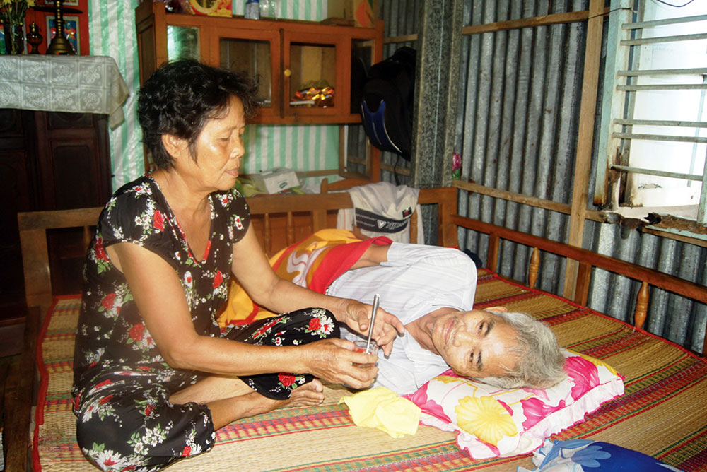 Người đàn ông đau bệnh không tiền chữa trị