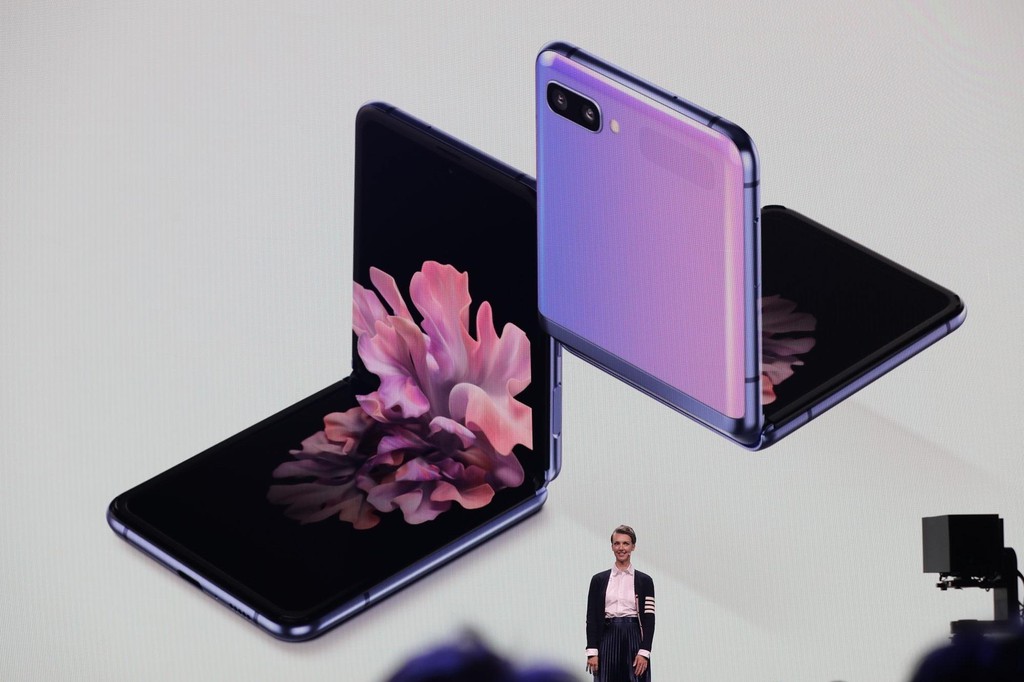 Samsung Galaxy Z Flip ra mắt: màn hình gập vỏ sỏ, giá 1380 USD bán ngày Valentine