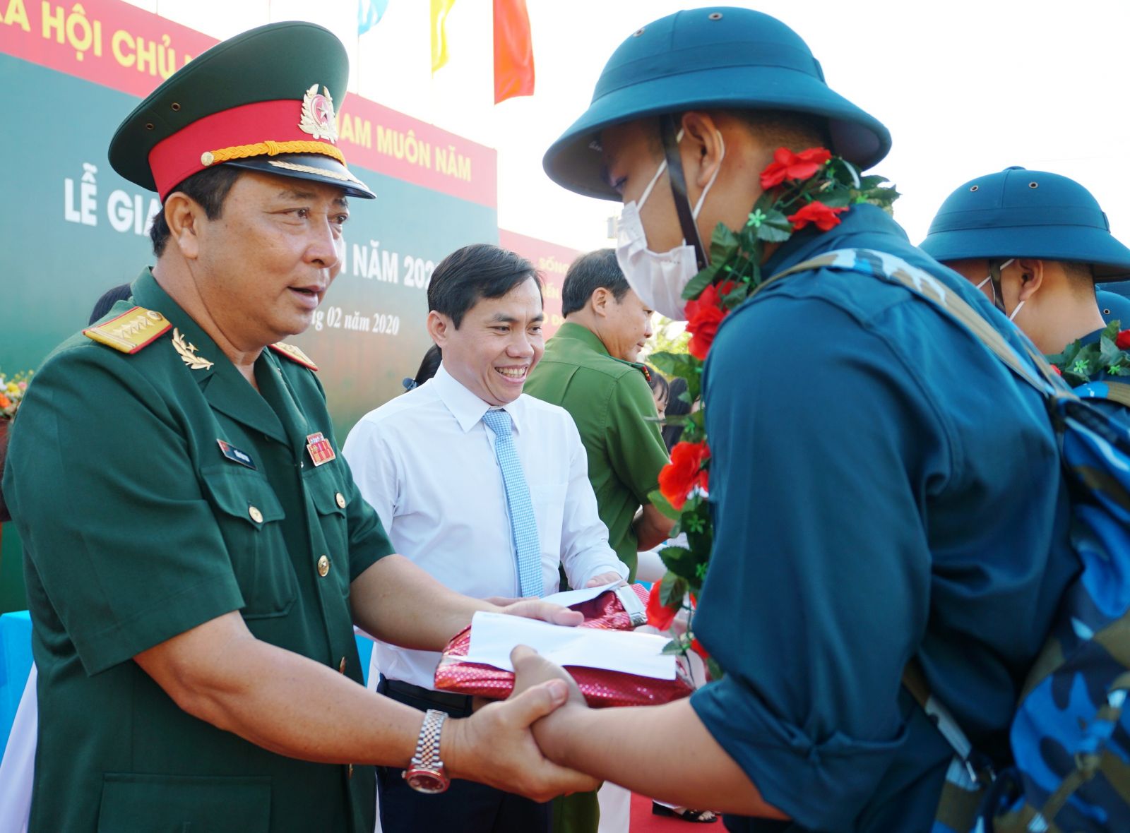 Thanh niên Long An hăng hái lên đường nhập ngũ