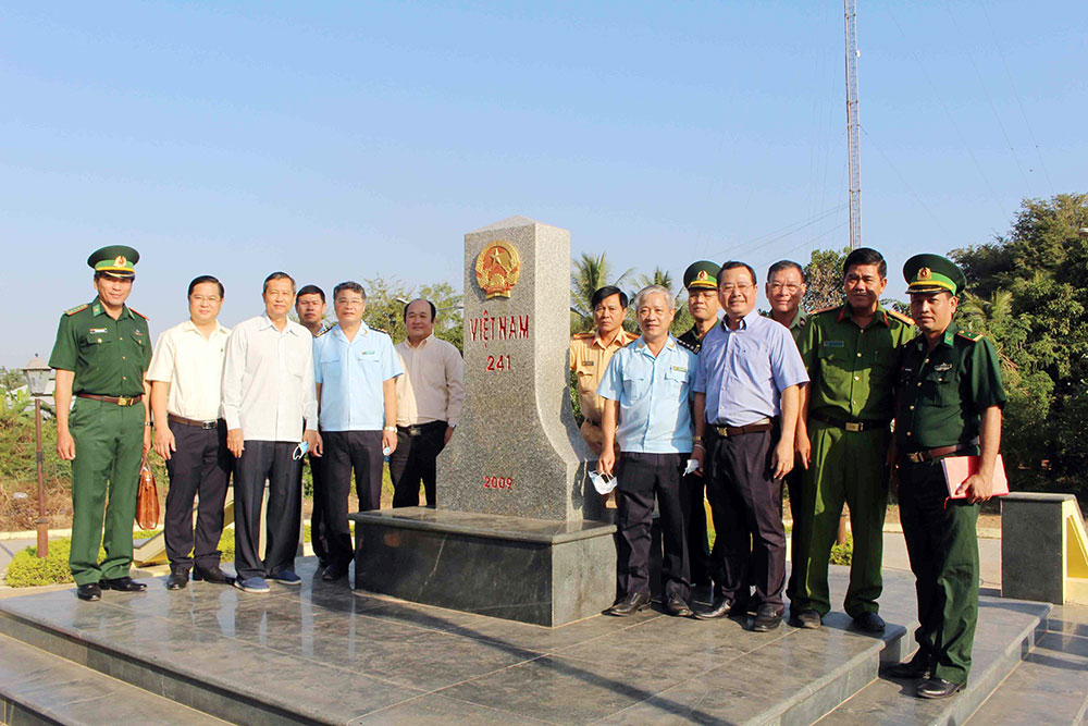 Phó Chủ tịch UBND tỉnh An Giang Lê Văn Nưng thị sát tình hình chống buôn lậu trên tuyến biên giới
