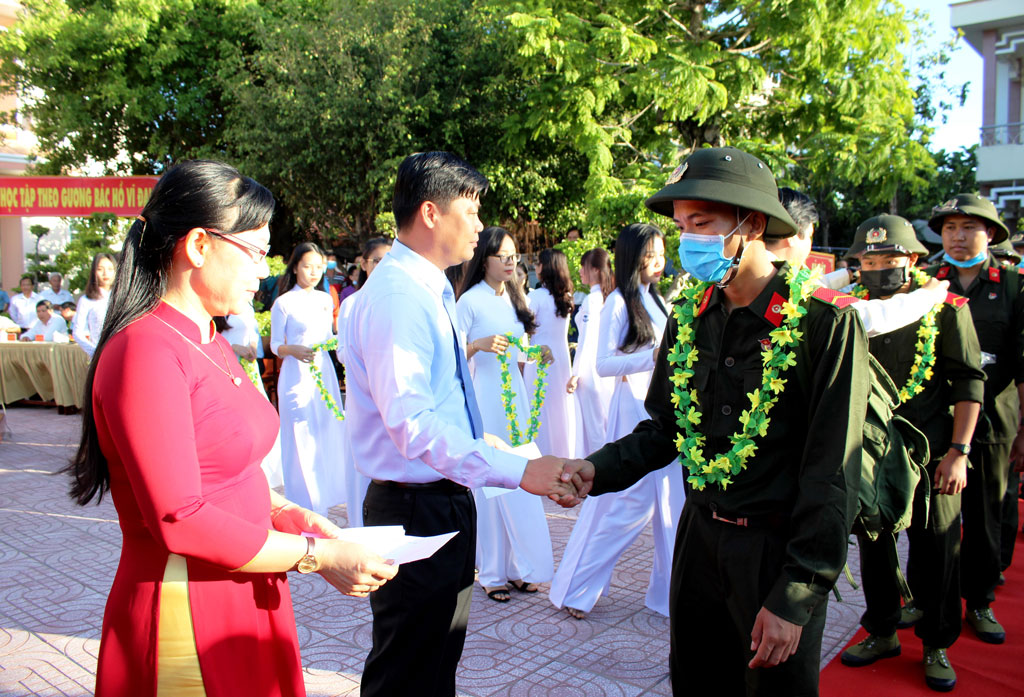 Thanh niên Long An hăng hái lên đường nhập ngũ