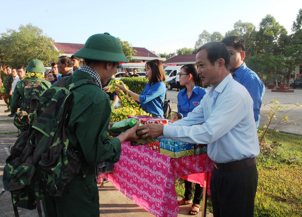 Thanh niên Long An hăng hái lên đường nhập ngũ