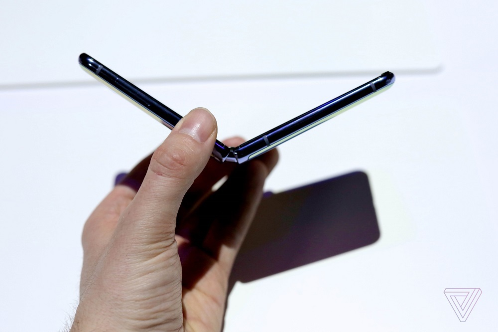 Trải nghiệm đầu tiên Galaxy Z Flip vừa ra mắt, khắc phục điểm yếu Galaxy Fold