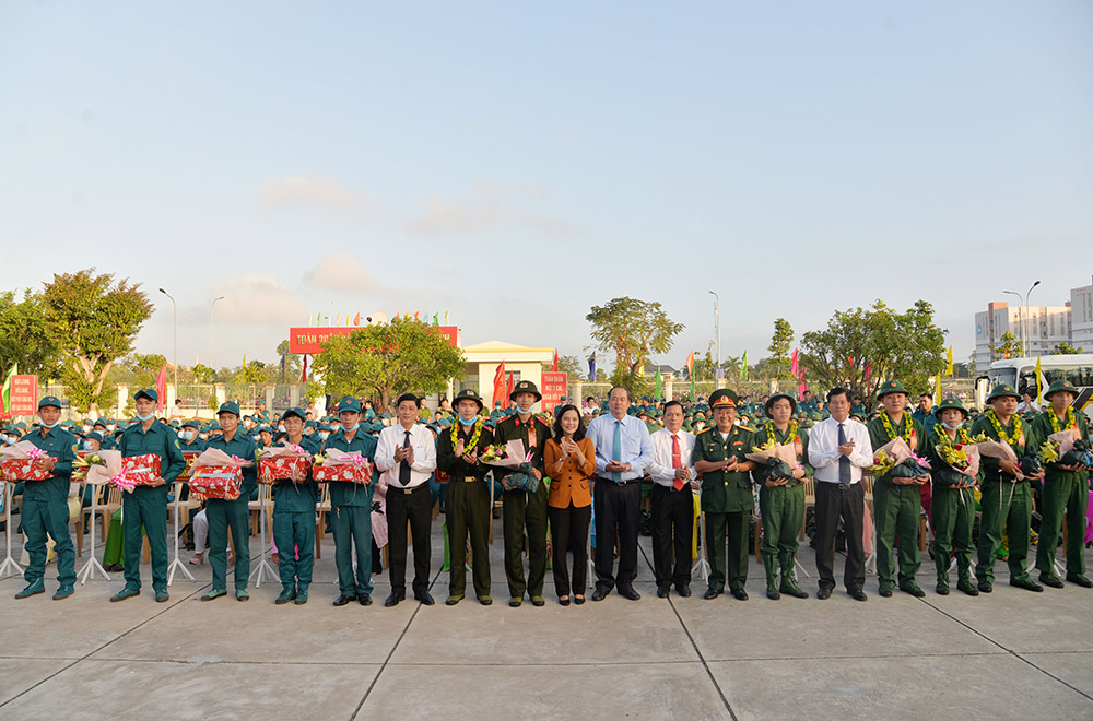 1.250 thanh niên An Giang lên đường nhập ngũ