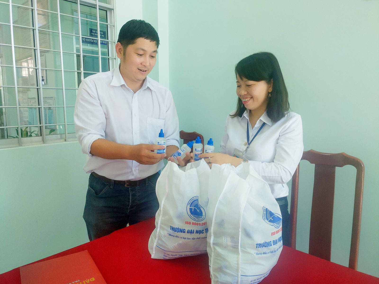 Trường Đại học Trà Vinh điều chế nước rửa tay phát miễn phí cho học sinh, sinh viên và người dân