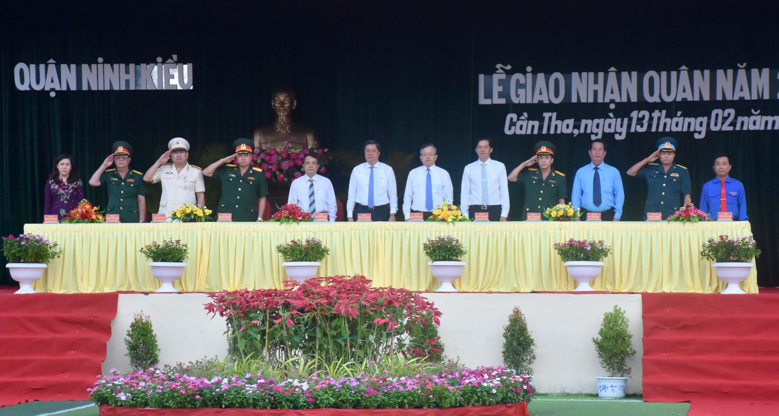 Thanh niên Cần Thơ hăng hái tòng quân