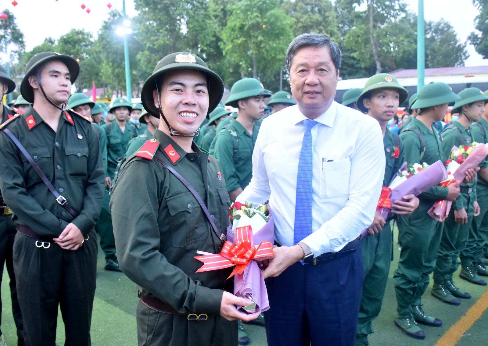 Thanh niên Cần Thơ hăng hái tòng quân