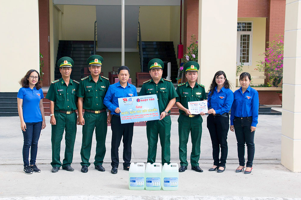 Tặng nước rửa tay sát khuẩn cho Bộ đội Biên phòng