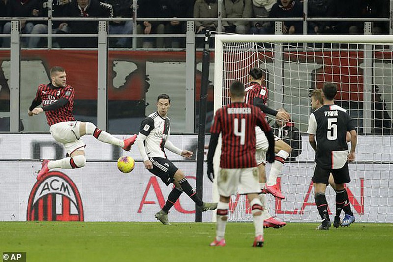 Ronaldo “nổ súng”, Juventus thoát thua AC Milan phút cuối