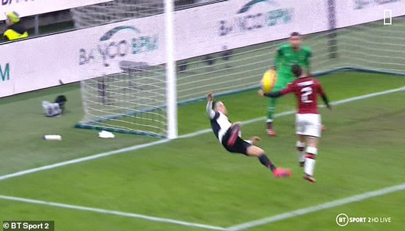 Ronaldo “nổ súng”, Juventus thoát thua AC Milan phút cuối