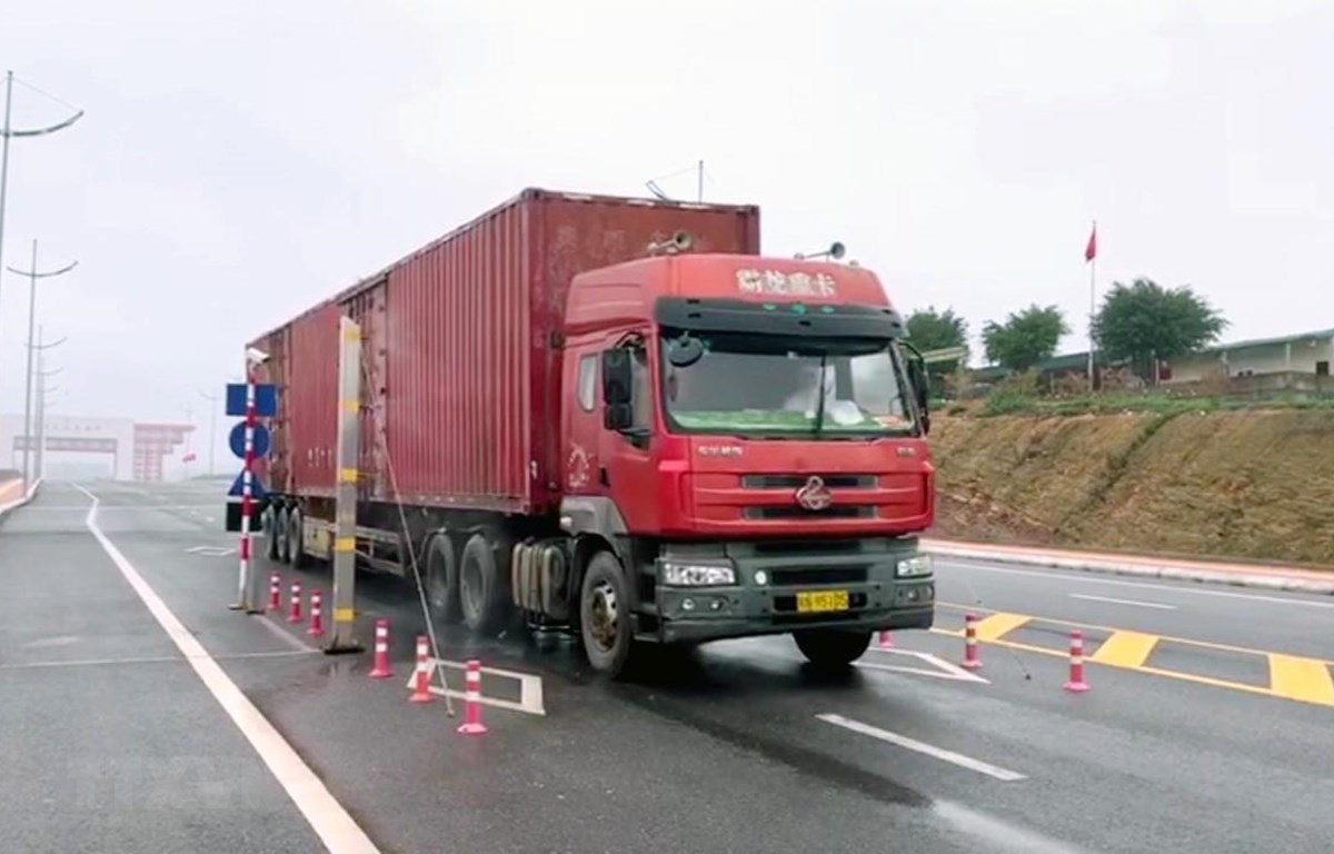 Lô hàng đầu tiên thông quan trở lại qua cầu Bắc Luân 2-Móng Cái