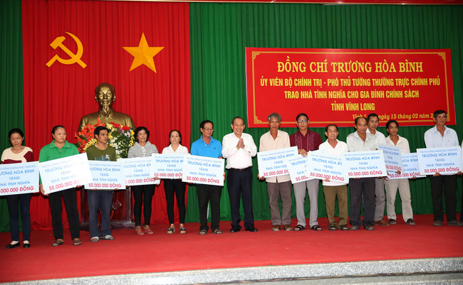 Phó Thủ tướng thường trực Trương Hòa Bình tặng 30 nhà tình nghĩa cho gia đình chính sách tỉnh Vĩnh Long