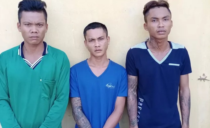 Bạc Liêu: Bắt khẩn cấp 3 kẻ ném “bom xăng” vào nhà dân trả thù