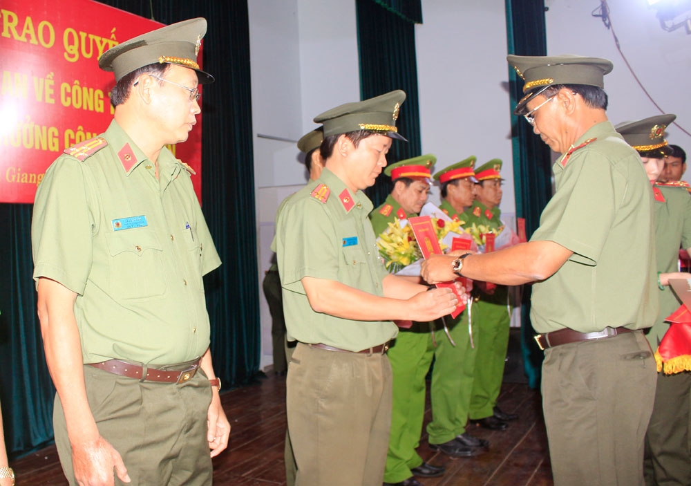 Công an An Giang trao quyết định điều động, bổ nhiệm và nghỉ công tác 14 lãnh đạo, chỉ huy