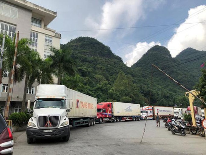 Tài xế phải mặc đồ phòng hộ khi chở hàng hóa qua cửa khẩu sang Trung Quốc