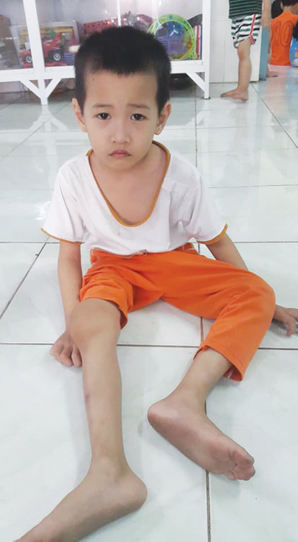 Bé trai nghèo bị bệnh máu khó đông cần được giúp đỡ