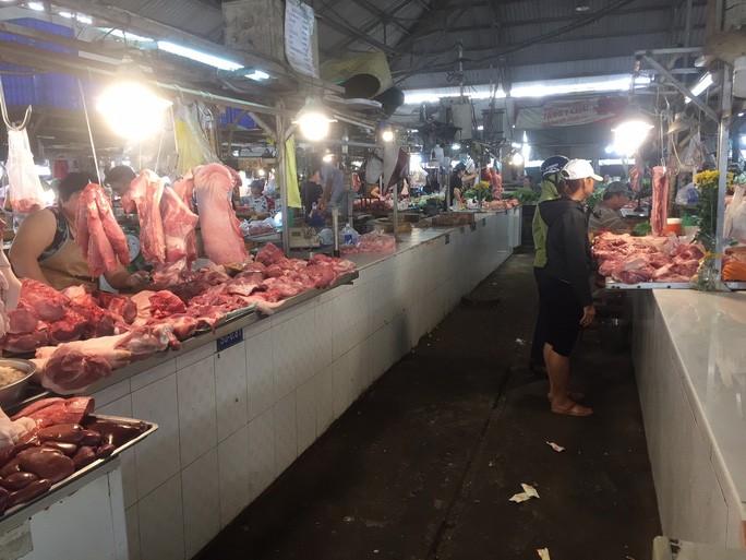 Giá gà công nghiệp xuống thấp kỷ lục, người nuôi lỗ nặng