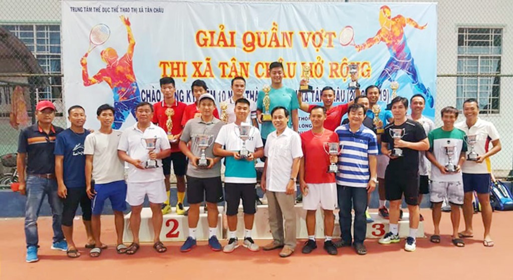 Xây dựng phong trào quần vợt ở thị xã vùng biên
